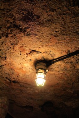 Dekorasyon ya da aydınlatma için binanın içindeki lambaya yakın çekim yapın. İç yapı inşaatı.