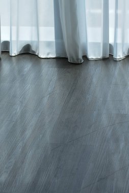 Oteldeki ya da evdeki beyaz perdeleri kapatın. Güneş perdeden ve pencereden parlıyor. İçeriden bakıyorum..