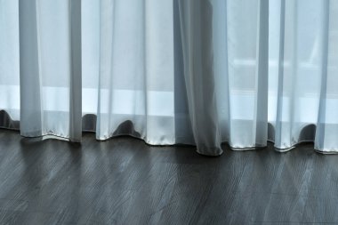 Oteldeki ya da evdeki beyaz perdeleri kapatın. Güneş perdeden ve pencereden parlıyor. İçeriden bakıyorum..