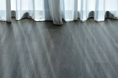 Oteldeki ya da evdeki beyaz perdeleri kapatın. Güneş perdeden ve pencereden parlıyor. İçeriden bakıyorum..