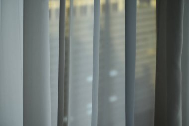 Oteldeki ya da evdeki beyaz perdeleri kapatın. Güneş perdeden ve pencereden parlıyor. İçeriden bakıyorum..