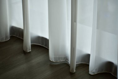 Oteldeki ya da evdeki beyaz perdeleri kapatın. Güneş perdeden ve pencereden parlıyor. İçeriden bakıyorum..