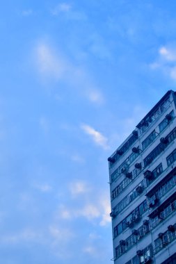 Hong Kong 'da gökyüzü manzaralı bir bina. Modern mimarinin detayları. Soyut inşa ediliyor. Bina arkaplanı.