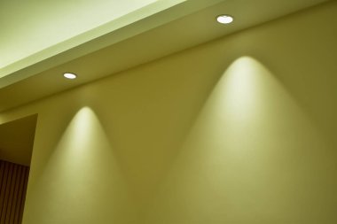 Evdeki ışığa yakın çekim. Ev dekorasyonu, evdeki ışıklandırma dekorasyonu. Sıcak ışık.