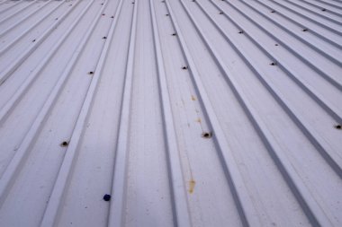 Eski kepenk kapağını kapatın. Kapıda metalik paslı desen deseni var. Arkaplan.