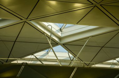 Ofis binasında soyut tavan, iç tasarım. Modern mimarinin detayları. Soyut inşa ediliyor. Bina arkaplanı.