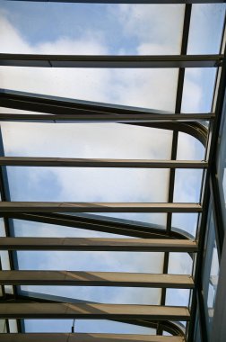 Ofis binasında soyut tavan, iç tasarım. Modern mimarinin detayları. Soyut inşa ediliyor. Bina arkaplanı.