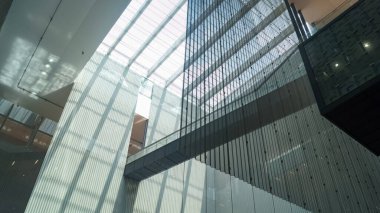 Ofis binasında soyut tavan, iç tasarım. Modern mimarinin detayları. Soyut inşa ediliyor. Bina arkaplanı.