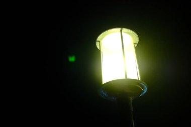 Geceleri sokak lambasını kapat. Gece sokakta sokak lambası direği. Şehir manzarası ve ışıklandırma sahnesi.