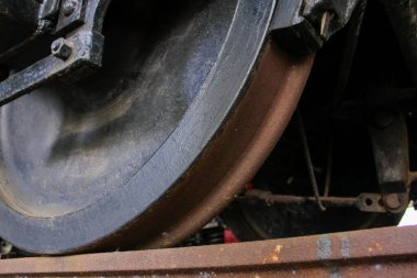 Eski demiryolu tekerleği ve lastiğinin yakın çekimi. Eski ulaşım kavramı.