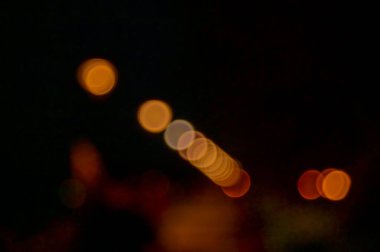 Geceleyin Hong Kong 'un bokeh etkisi, Victoria Limanı manzarası. Soyut aydınlatma sahnesi, gece manzarası.