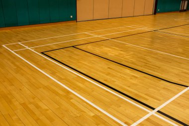 Badminton kortu sahnesi. Kapalı badminton kortu. Spor ya da eğlence konsepti.