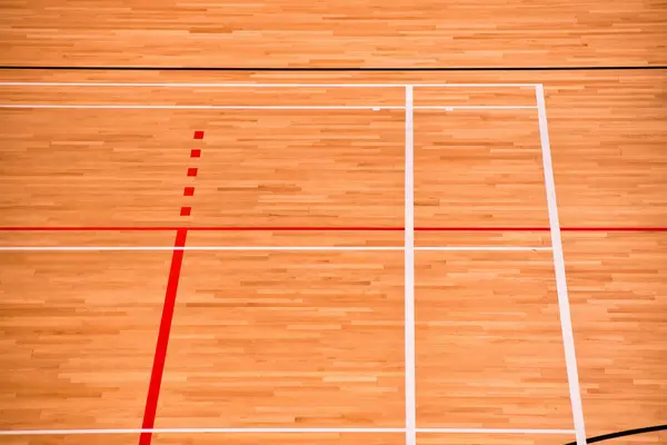 Badminton kortu sahnesi. Kapalı badminton kortu. Spor ya da eğlence konsepti.