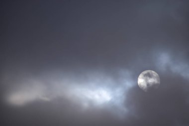 Dramatik bulutlu dolunay. Bulutlu bulutlu gökyüzü ay ile kaplı. Doğa sahnesi.