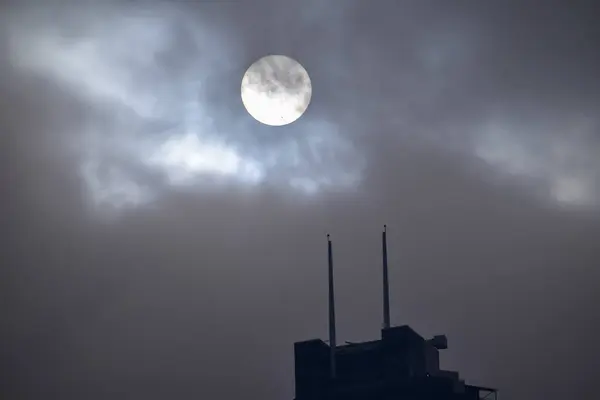 Dramatik bulutlu dolunay. Bulutlu bulutlu gökyüzü ay ile kaplı. Doğa sahnesi.
