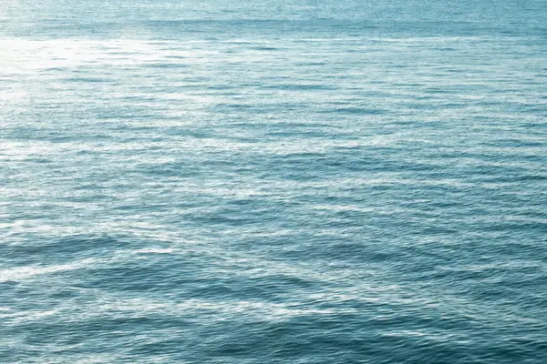 Deniz suyu yüzeyi, dalga dokusu. Sakin deniz manzarası. Denizin mavi sularının arka planı. Arkaplan denizi sakin su.