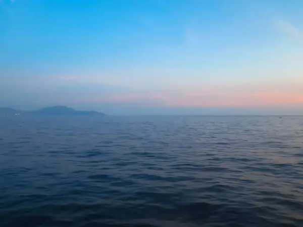 Gün batımında doğa konseptiyle deniz manzarası. Güzel deniz ve gökyüzü. Arkaplan için, yaratıcı tasarım grafik duvar kağıdı.