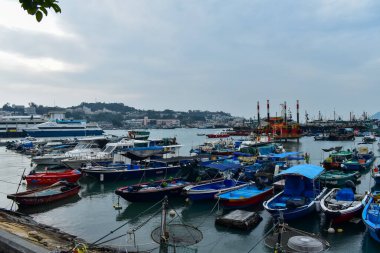 Cheung Chau iskelesinin manzarası. Cheung Chau, Hong Kong 'da tekneler. Seyahat ve doğa sahnesi.