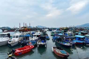 Cheung Chau iskelesinin manzarası. Cheung Chau, Hong Kong 'da tekneler. Seyahat ve doğa sahnesi.