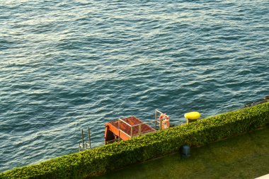 Sakin deniz manzaralı deniz manzarası. Rıhtım manzaralı. Uzayı kopyala Doğa konsepti.