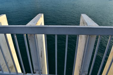 Sakin deniz manzaralı deniz manzarası. Rıhtım manzaralı. Uzayı kopyala Doğa konsepti.