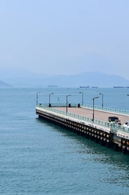 Güneşli bir günde Hong Kong, Tsim Sha Tsui rıhtımında. Seyahat ve doğa sahnesi. Hong Kong 'da deniz manzarası. Deniz arkaplanı.