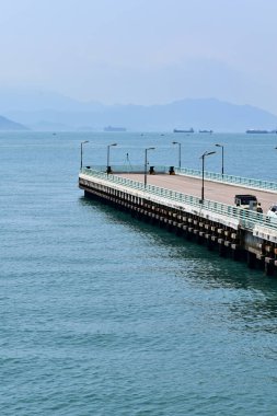 Güneşli bir günde Hong Kong, Tsim Sha Tsui rıhtımında. Seyahat ve doğa sahnesi. Hong Kong 'da deniz manzarası. Deniz arkaplanı.