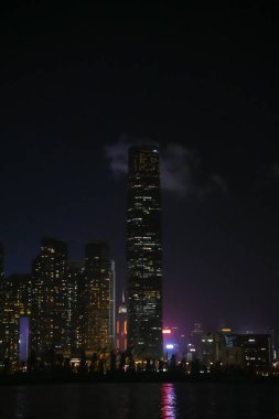 Kowloon 'dan Hong Kong Adası' nın gece manzarası. Geceleri Hong Kong şehir manzarası ve deniz manzarası. Doğa ve şehir manzarası.