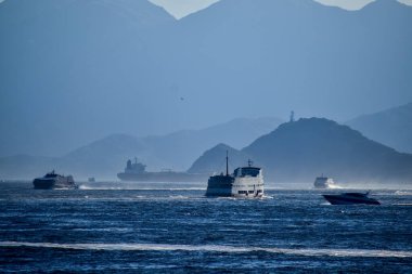 Güneşli bir günde deniz manzarası mavi gökyüzü ve dağ ve arka planda gemiler. Sakin deniz ve su. Deniz arka planı, dalga deseni. Doğa konsepti.