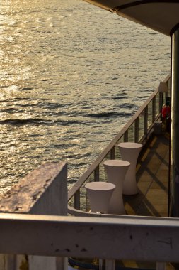 Rıhtımdan gün batımı deniz manzarası. Doğa sahnesi. Parlak deniz. 