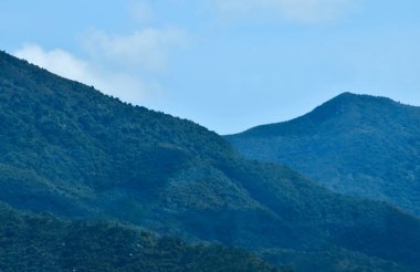 Mavi gökyüzü ile dağlara yakın çekim. Doğa sahnesi.