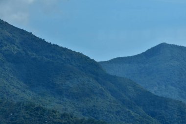 Mavi gökyüzü ile dağlara yakın çekim. Doğa sahnesi.
