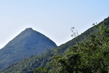 Mavi gökyüzü ile dağlara yakın çekim. Doğa sahnesi.