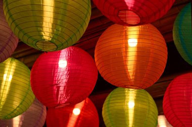 Geleneksel Çin fenerine yakın çekim. Kırmızı fener. Renkli fenerler. Şenlik dekorasyonu. Sonbahar ortası festival dekorasyonu, Çin Yeni Yıl dekorasyonu, kutlama için. Festivalsel arka plan kavramı