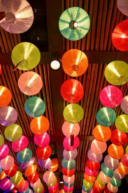 Geleneksel Çin fenerine yakın çekim. Kırmızı fener. Renkli fenerler. Şenlik dekorasyonu. Sonbahar ortası festival dekorasyonu, Çin Yeni Yıl dekorasyonu, kutlama için. Festivalsel arka plan kavramı