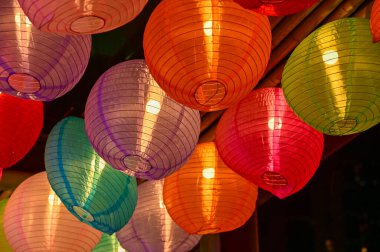 Geleneksel Çin fenerine yakın çekim. Kırmızı fener. Renkli fenerler. Şenlik dekorasyonu. Sonbahar ortası festival dekorasyonu, Çin Yeni Yıl dekorasyonu, kutlama için. Festivalsel arka plan kavramı