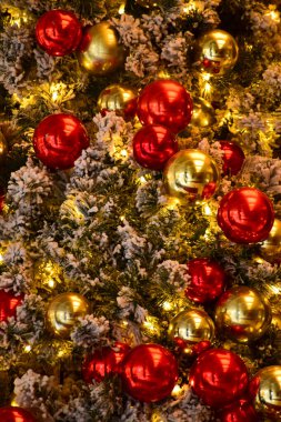Renkli süslemelerle Noel ağaçlarının yakın çekimi. Şenlik dekorasyonu. Süs eşyalarıyla dolu. Kış mevsimi, kış festivali. Noel kutlaması, Xmas kutlaması. Arkaplan kullanımı için.