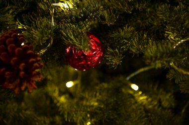 Renkli süslemelerle Noel ağaçlarının yakın çekimi. Şenlik dekorasyonu. Süs eşyalarıyla dolu. Kış mevsimi, kış festivali. Noel kutlaması, Xmas kutlaması. Arkaplan kullanımı için.