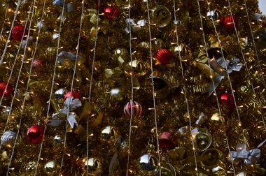 Renkli süslemelerle Noel ağaçlarının yakın çekimi. Şenlik dekorasyonu. Süs eşyalarıyla dolu. Kış mevsimi, kış festivali. Noel kutlaması, Xmas kutlaması. Arkaplan kullanımı için.