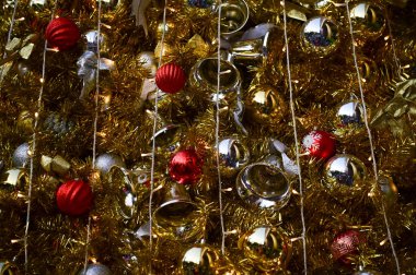 Renkli süslemelerle Noel ağaçlarının yakın çekimi. Şenlik dekorasyonu. Süs eşyalarıyla dolu. Kış mevsimi, kış festivali. Noel kutlaması, Xmas kutlaması. Arkaplan kullanımı için.