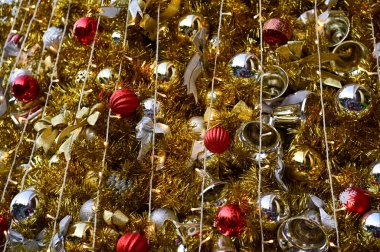 Renkli süslemelerle Noel ağaçlarının yakın çekimi. Şenlik dekorasyonu. Süs eşyalarıyla dolu. Kış mevsimi, kış festivali. Noel kutlaması, Xmas kutlaması. Arkaplan kullanımı için.