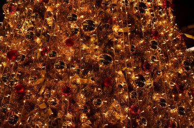 Renkli süslemelerle Noel ağaçlarının yakın çekimi. Şenlik dekorasyonu. Süs eşyalarıyla dolu. Kış mevsimi, kış festivali. Noel kutlaması, Xmas kutlaması. Arkaplan kullanımı için.