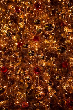 Renkli süslemelerle Noel ağaçlarının yakın çekimi. Şenlik dekorasyonu. Süs eşyalarıyla dolu. Kış mevsimi, kış festivali. Noel kutlaması, Xmas kutlaması. Arkaplan kullanımı için.