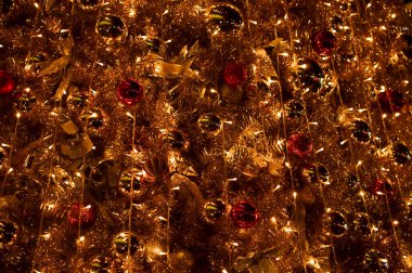 Renkli süslemelerle Noel ağaçlarının yakın çekimi. Şenlik dekorasyonu. Süs eşyalarıyla dolu. Kış mevsimi, kış festivali. Noel kutlaması, Xmas kutlaması. Arkaplan kullanımı için.