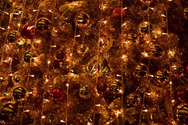 Renkli süslemelerle Noel ağaçlarının yakın çekimi. Şenlik dekorasyonu. Süs eşyalarıyla dolu. Kış mevsimi, kış festivali. Noel kutlaması, Xmas kutlaması. Arkaplan kullanımı için.