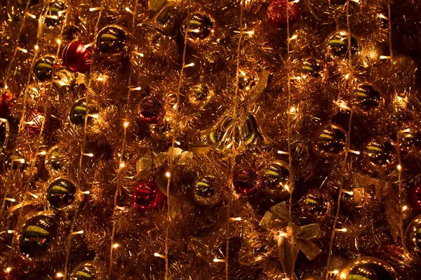 Renkli süslemelerle Noel ağaçlarının yakın çekimi. Şenlik dekorasyonu. Süs eşyalarıyla dolu. Kış mevsimi, kış festivali. Noel kutlaması, Xmas kutlaması. Arkaplan kullanımı için.