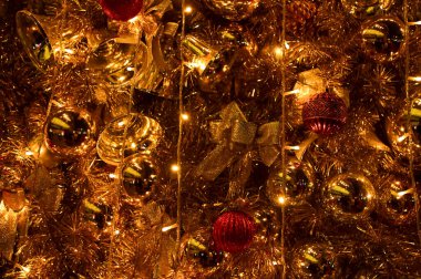 Renkli süslemelerle Noel ağaçlarının yakın çekimi. Şenlik dekorasyonu. Süs eşyalarıyla dolu. Kış mevsimi, kış festivali. Noel kutlaması, Xmas kutlaması. Arkaplan kullanımı için.
