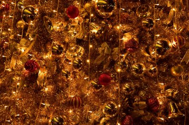 Renkli süslemelerle Noel ağaçlarının yakın çekimi. Şenlik dekorasyonu. Süs eşyalarıyla dolu. Kış mevsimi, kış festivali. Noel kutlaması, Xmas kutlaması. Arkaplan kullanımı için.