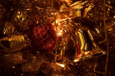 Renkli süslemelerle Noel ağaçlarının yakın çekimi. Şenlik dekorasyonu. Süs eşyalarıyla dolu. Kış mevsimi, kış festivali. Noel kutlaması, Xmas kutlaması. Arkaplan kullanımı için.