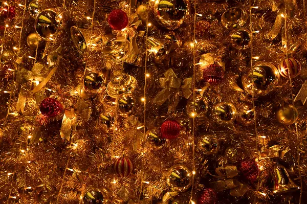 Renkli süslemelerle Noel ağaçlarının yakın çekimi. Şenlik dekorasyonu. Süs eşyalarıyla dolu. Kış mevsimi, kış festivali. Noel kutlaması, Xmas kutlaması. Arkaplan kullanımı için.